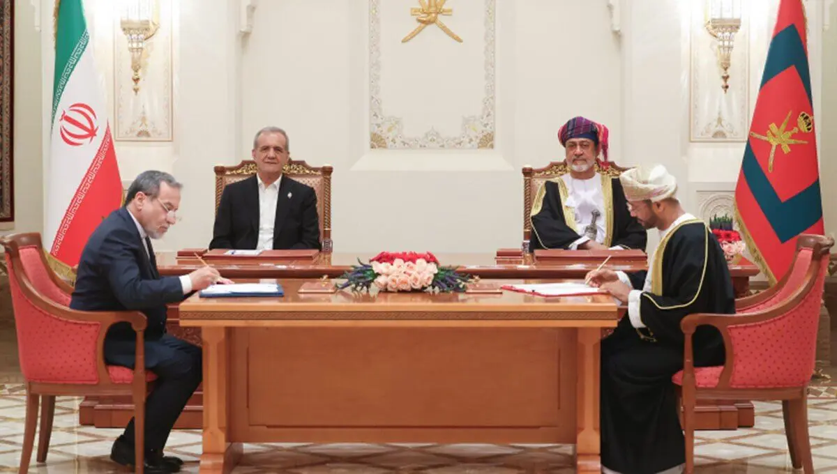 امضای ۱۸ سند همکاری میان ایران و عمان در سفر پزشکیان