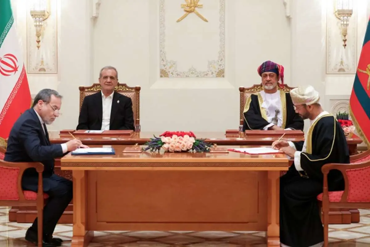 امضای ۱۸ سند همکاری میان ایران و عمان در سفر پزشکیان