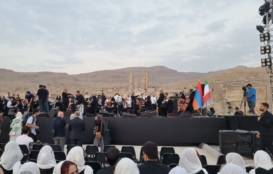 تخت جمشید میزبان نوای صلح؛ ارکستر ارمنستان و کر شیرازی برای ۱۵۰۰ تماشاگر