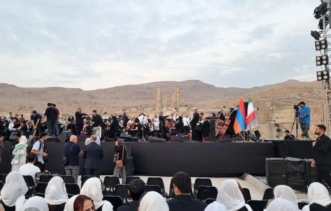 تخت جمشید میزبان نوای صلح؛ ارکستر ارمنستان و کر شیرازی برای ۱۵۰۰ تماشاگر