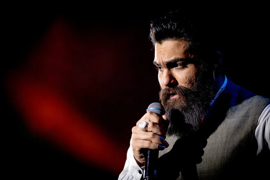 واکنش علی زندوکیلی به تعریف ابی از صدایش