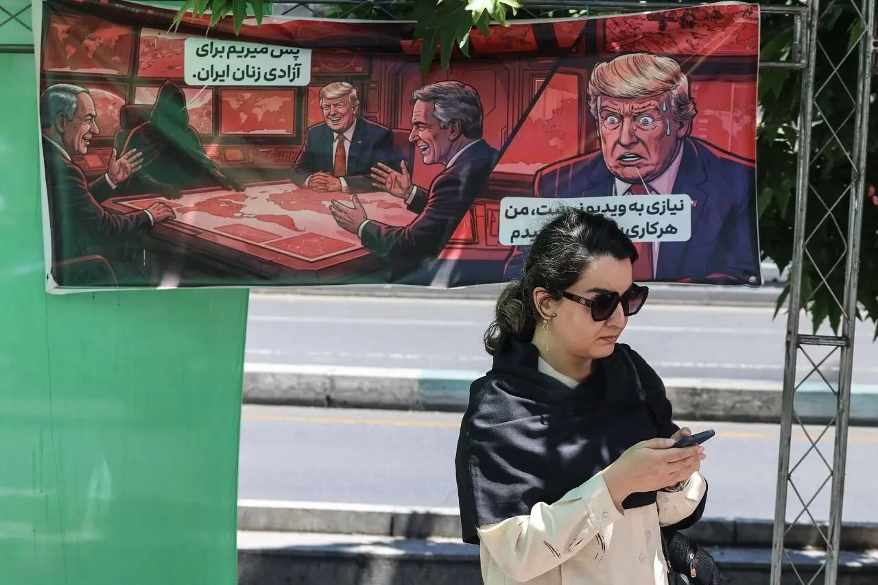 جهان به روایت تصویر؛ از بنر طنزآمیز ترامپ در تهران تا یک موش در آغوش گربه