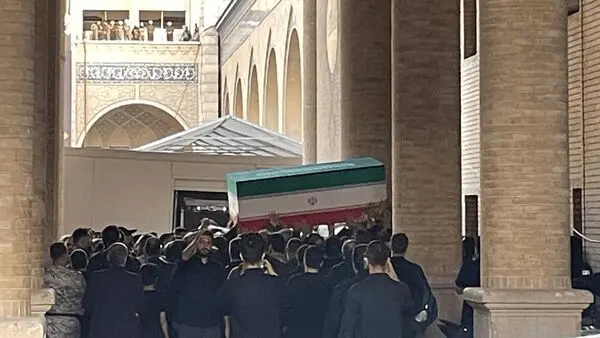 قابی متفاوت از تشییع رهبر انقلاب در نجف اشرف
