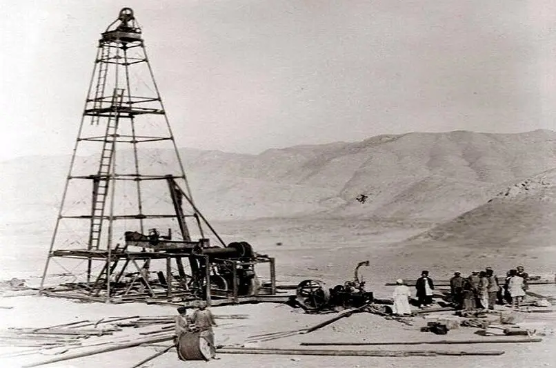 یک عکس یک روایت: حفر نخستین چاه نفت در مسجد سلیمان