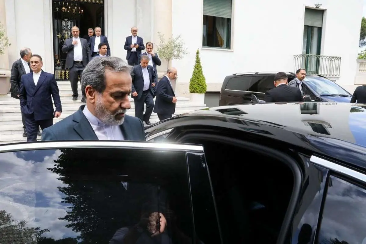 ستون طنز «عینک دودی»؛ مکالمه به کلی سرّی با عراقچی