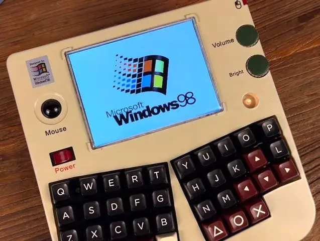 مهندسی که یک کنسول دستی با پنتیوم و ویندوز ۹۸ ساخت