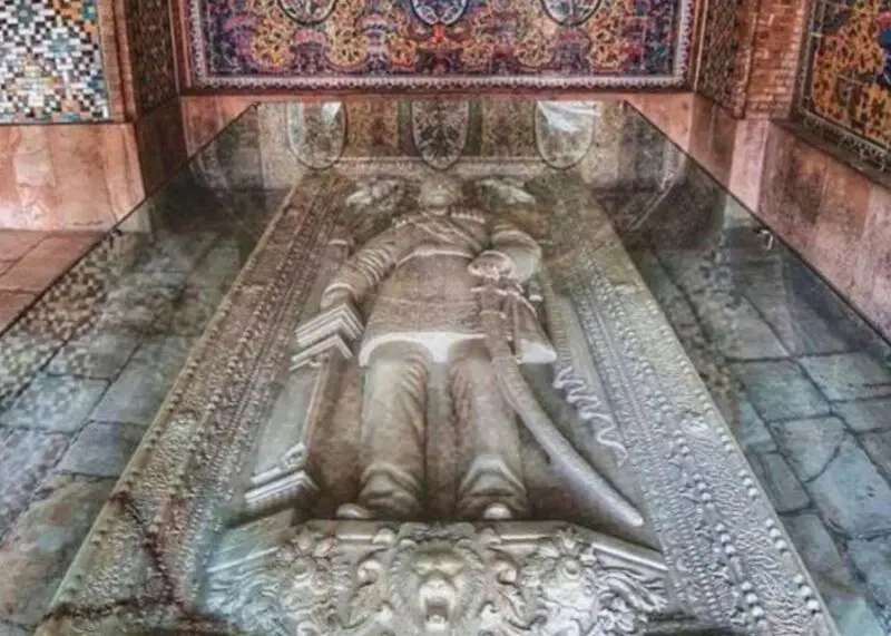 سنگ قبر ناصرالدین شاه