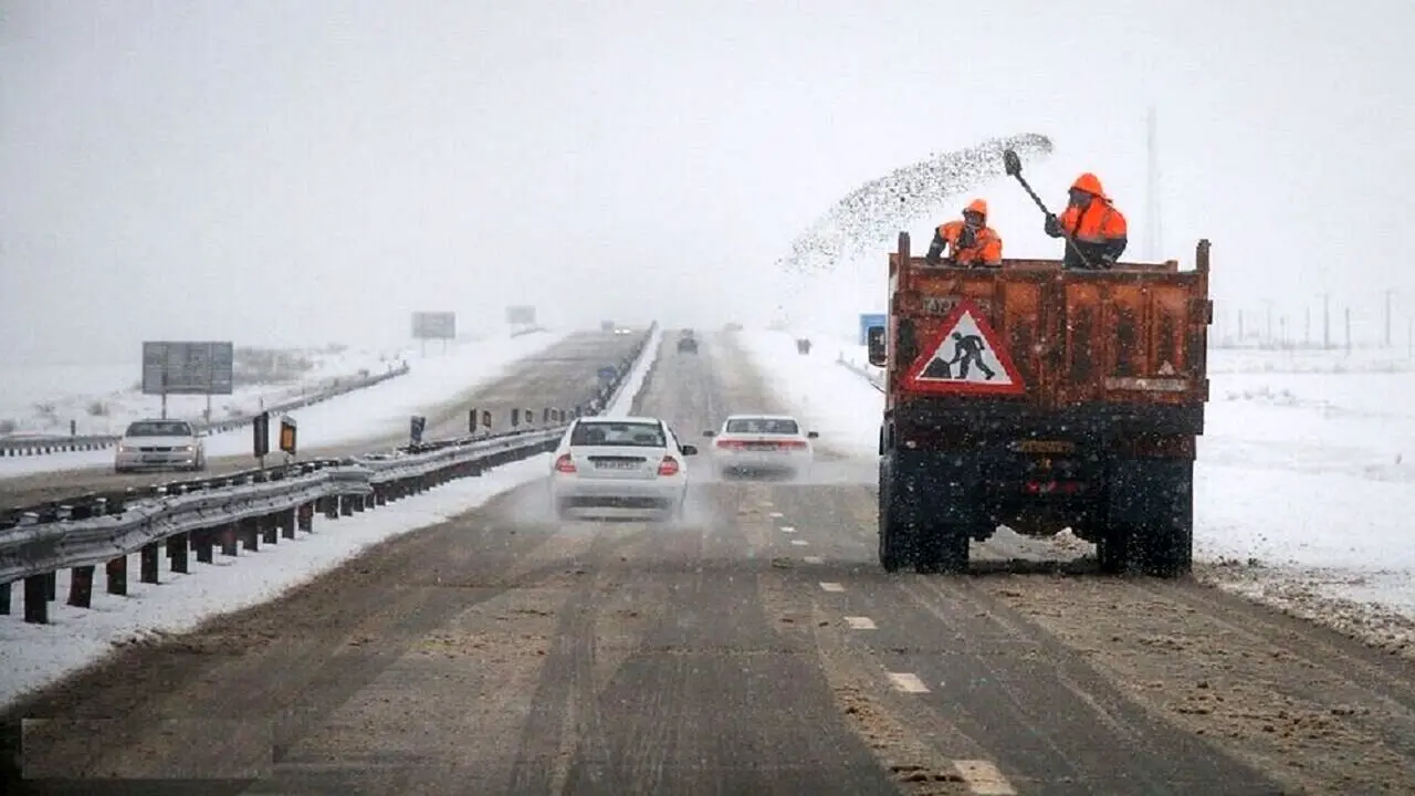 بارش برف و باران در محورهای ۱۳ استان/ تردد در جاده‌های شمالی روان است