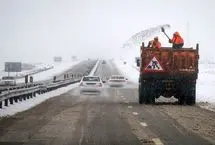 بارش برف و باران در محورهای ۱۳ استان/ تردد در جاده‌های شمالی روان است