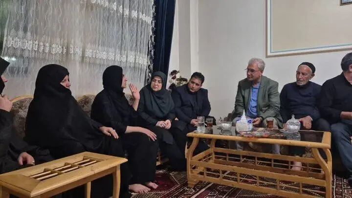 دیدار مهاجرانی و ربیعی با خانواده الهه حسین‌نژاد


