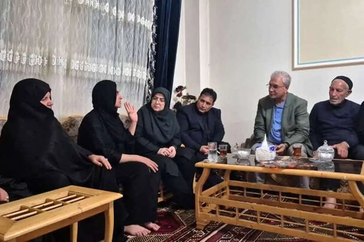 دیدار مهاجرانی و ربیعی با خانواده الهه حسین‌نژاد

