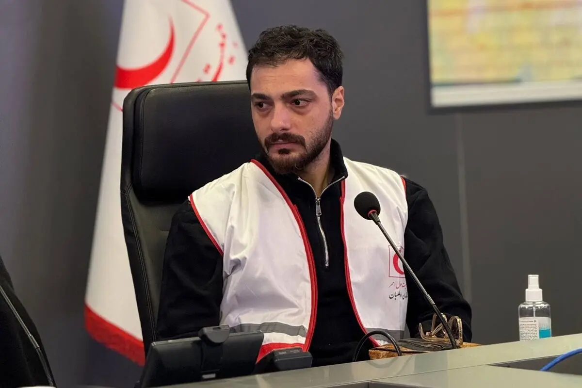 سجاد بابایی در کنار امدادگران هلال احمر