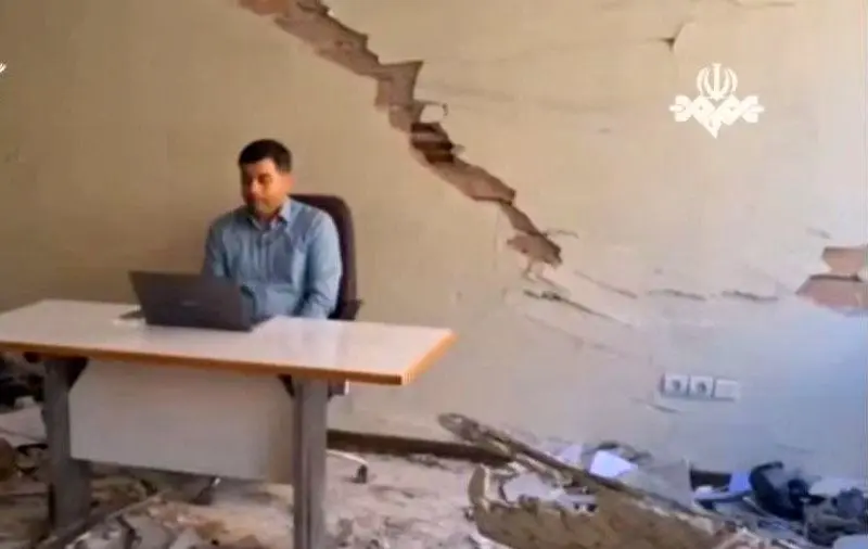 برگزاری کلاس درس یک استاد دانشگاه شریف در محل تخریب‌شده این دانشگاه