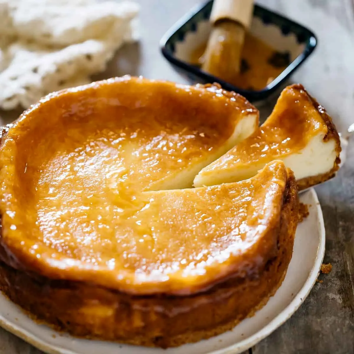 چیز کیک تنوری با سس کارامل؛ دسر خوشمزه کافی شاپی