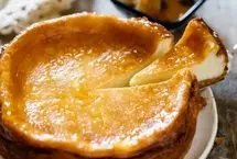 چیز کیک تنوری با سس کارامل؛ دسر خوشمزه کافی شاپی