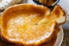 چیز کیک تنوری با سس کارامل؛ دسر خوشمزه کافی شاپی