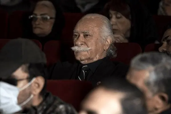 عکس؛ سخنرانی مازیار لرستان در مراسم یادبود رضا رویگری