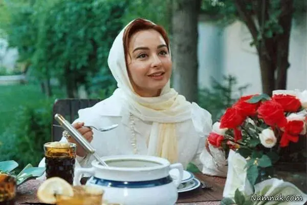 ماهایا پطروسیان 14 ساله در کنار پدر و مادرش در مشهد؛ دهۀ 60