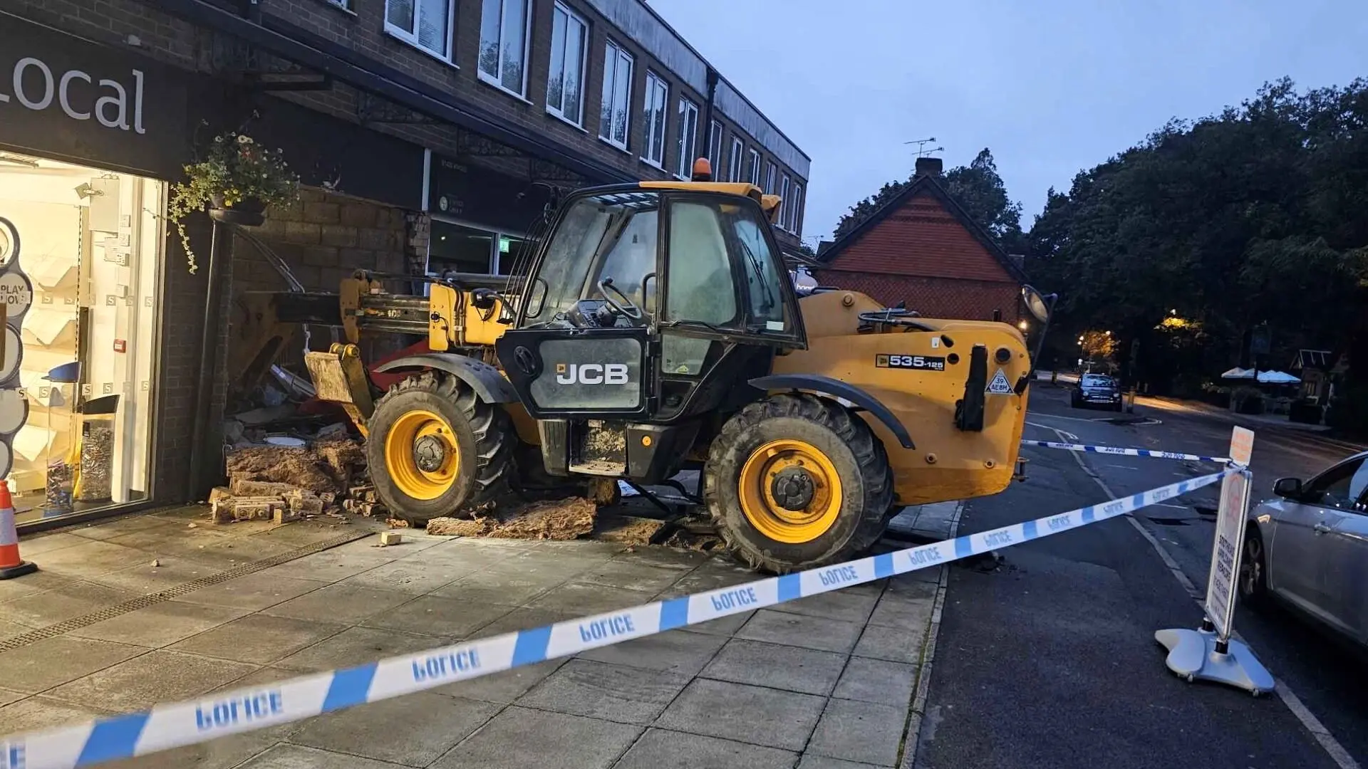  سرقت دستگاه خودپرداز از دیوار فروشگاه با استفاده از لودر