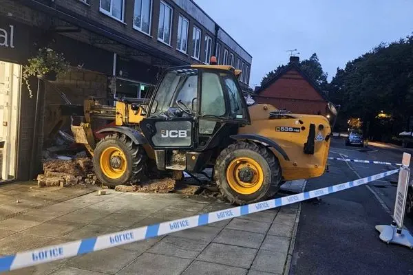  سرقت دستگاه خودپرداز از دیوار فروشگاه با استفاده از لودر