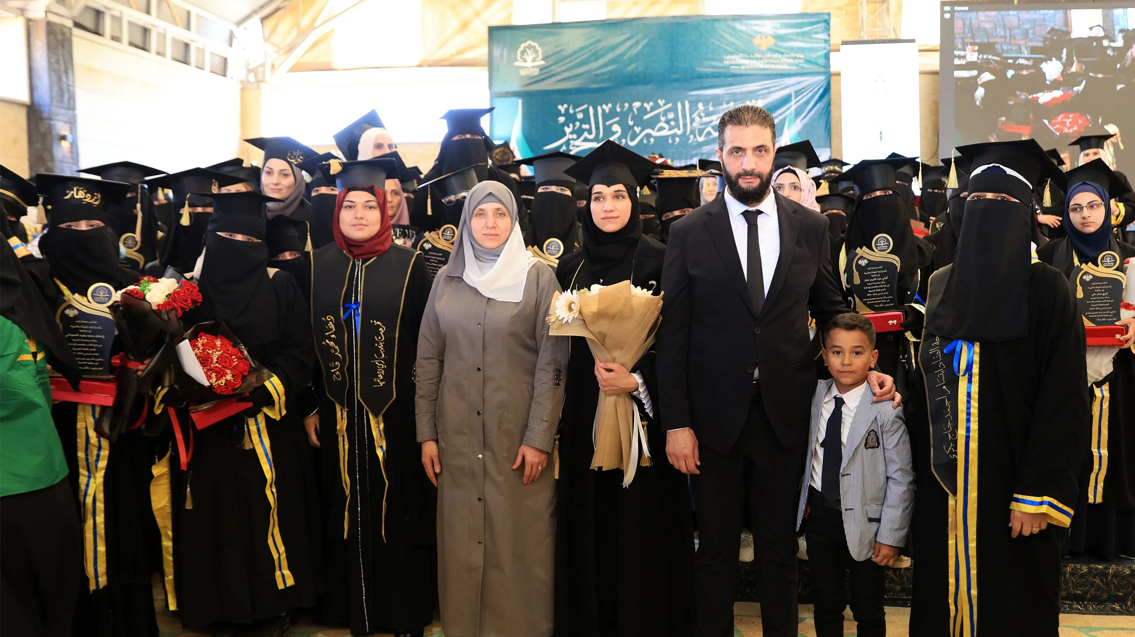 ببینید؛ جولانی در مراسم فارغ التحصیلی همسرش حاضر شد