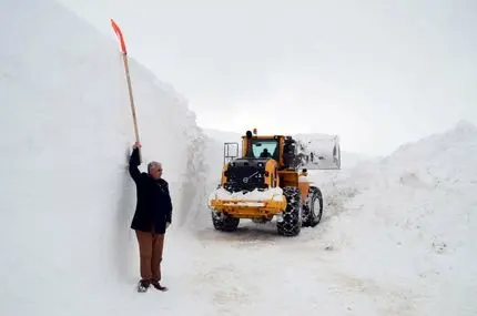 عبور از میان برف ۱۰ متری در کوهستان کردستان عراق