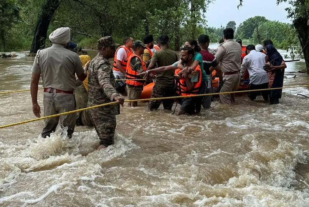 باران مرگبار در جامو و کشمیر؛ رانش زمین جان ده‌ها نفر را گرفت