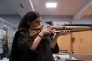 تصاویر؛ آموزش تیراندازی به دختران جوان در تهران