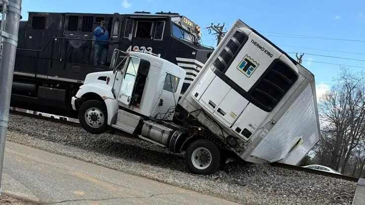 برخورد قطار با تریلی متوقف‌شده روی ریل