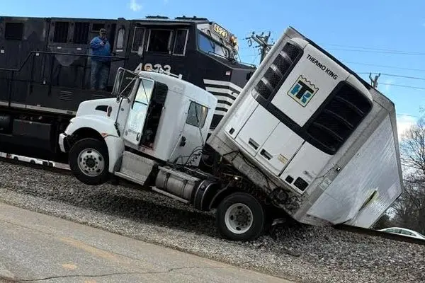 برخورد قطار با تریلی متوقف‌شده روی ریل