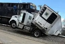 برخورد قطار با تریلی متوقف‌شده روی ریل