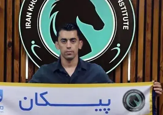 حردانی پیراهن پیکان را به تن کرد