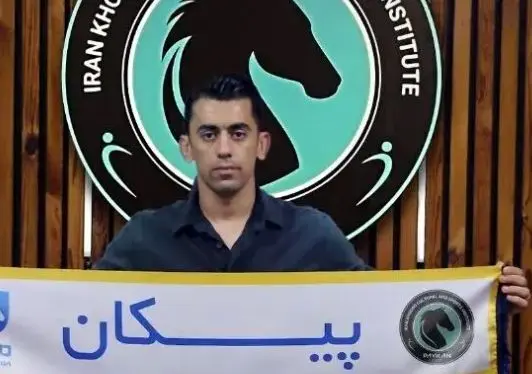 حردانی پیراهن پیکان را به تن کرد