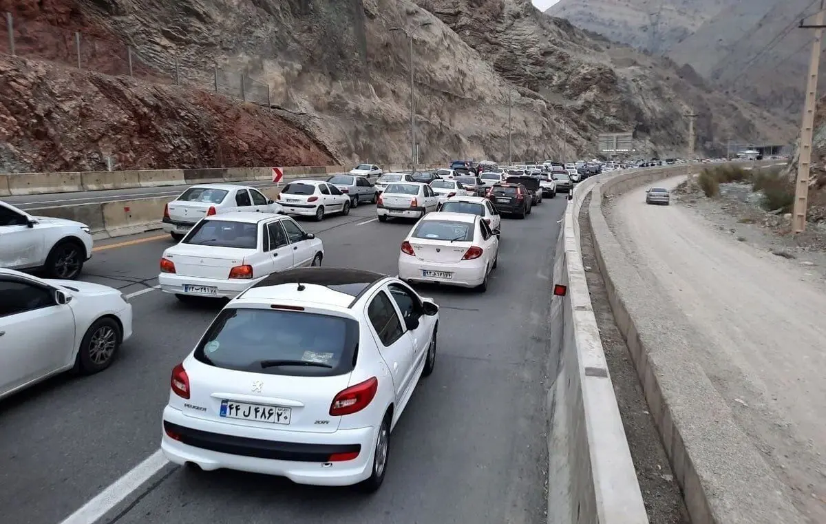 جنجال بسته‌شدن جاده فیروزکوه با چند خودروی لاکچری؛ ماجرا چه بود؟