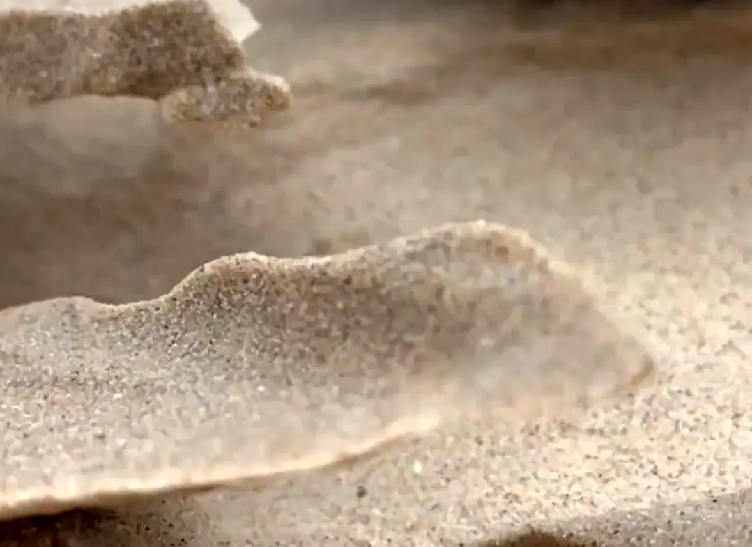 شن‌های یخ‌زده در ساحل دریاچه میشیگان