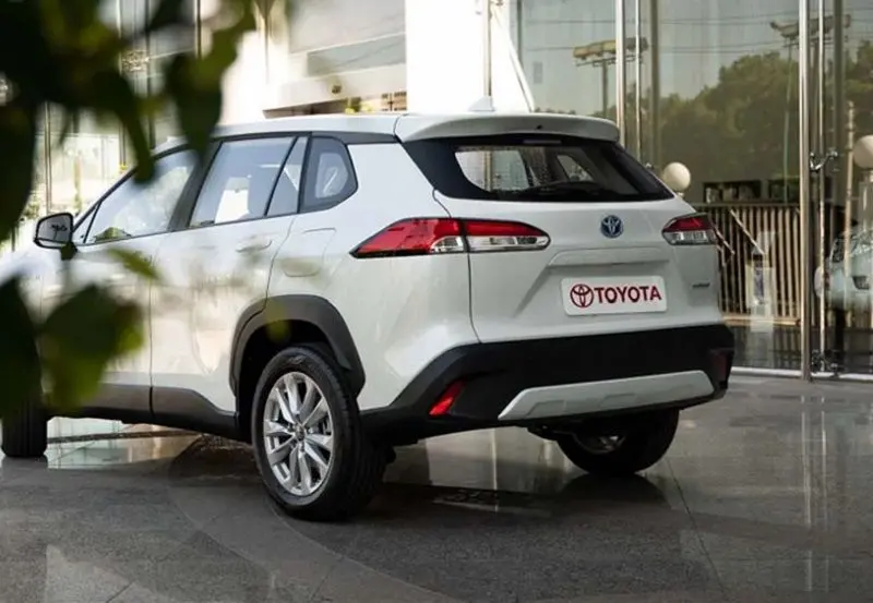 تویوتا کرولا کراس هیبریدی نمای عقب