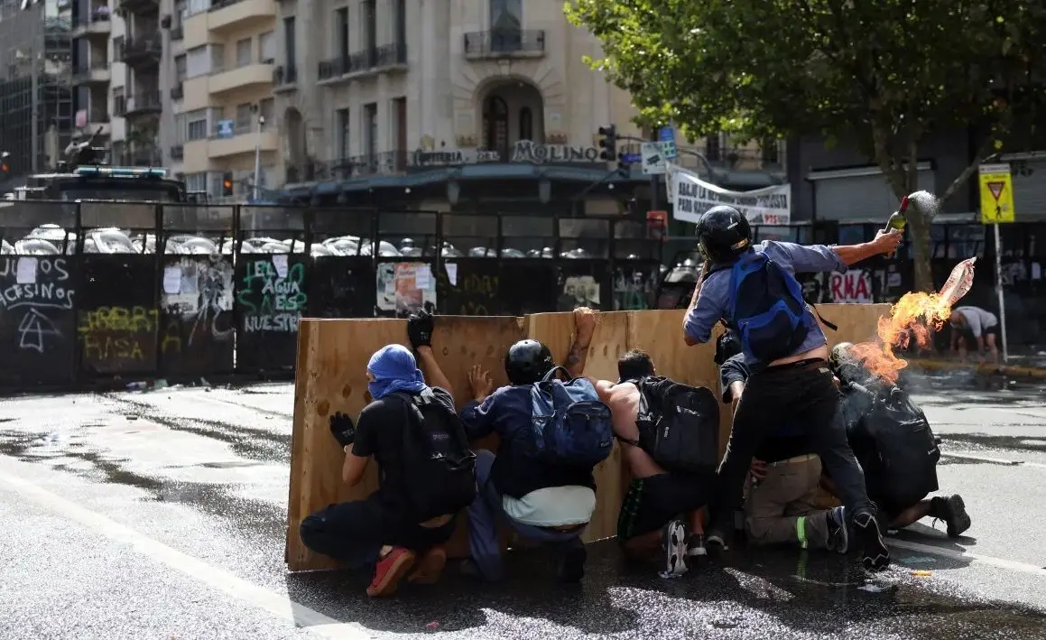 درگیری شدید پلیس با کارگران در آرژانتین