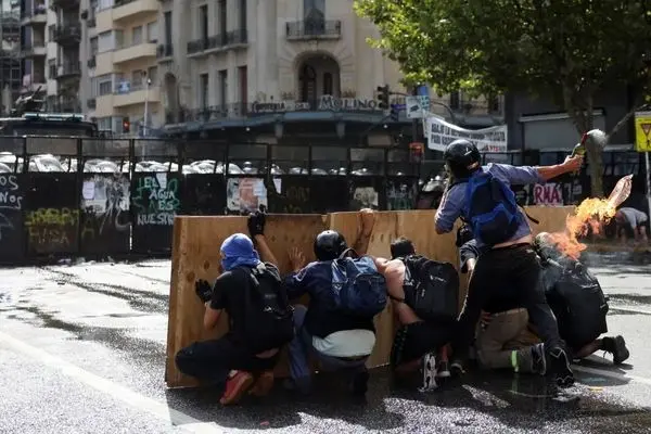 درگیری شدید پلیس با کارگران در آرژانتین