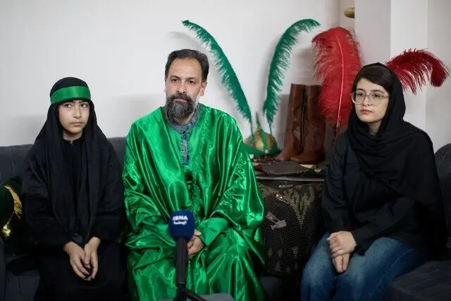 عکس؛ پدری که با دخترانش تعزیه می‌خواند