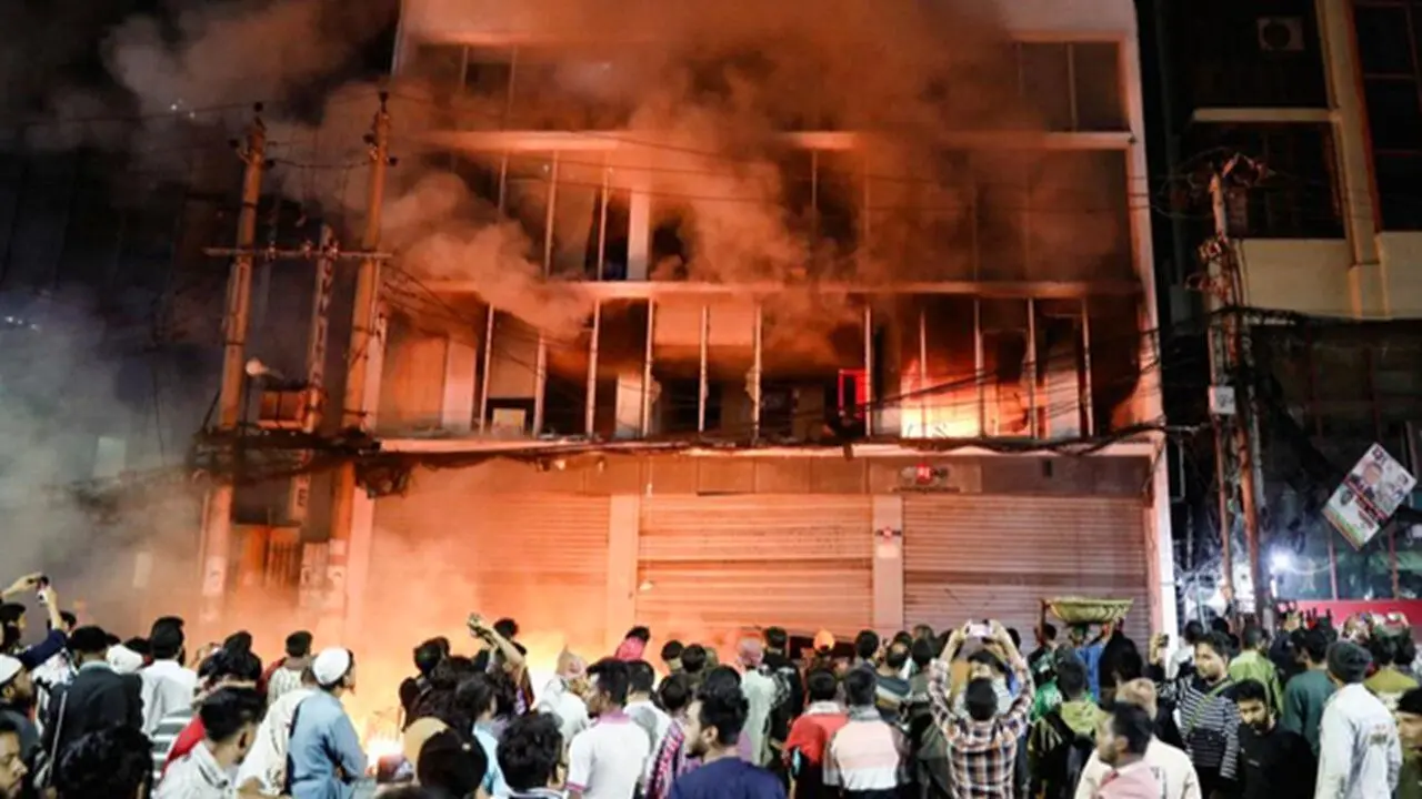  آشوب در پایتخت بنگلادش/ ساختمان یک روزنامه را به آتش کشیدند

