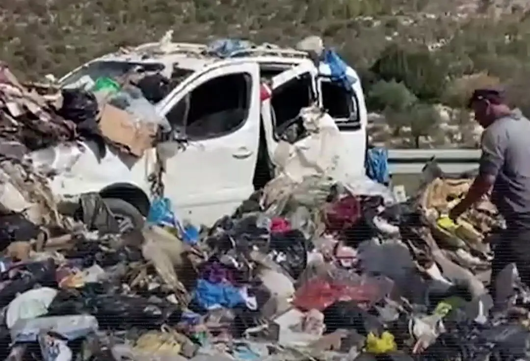 لحظه واژگونی یک کامیون حامل زباله در رام‌‌الله