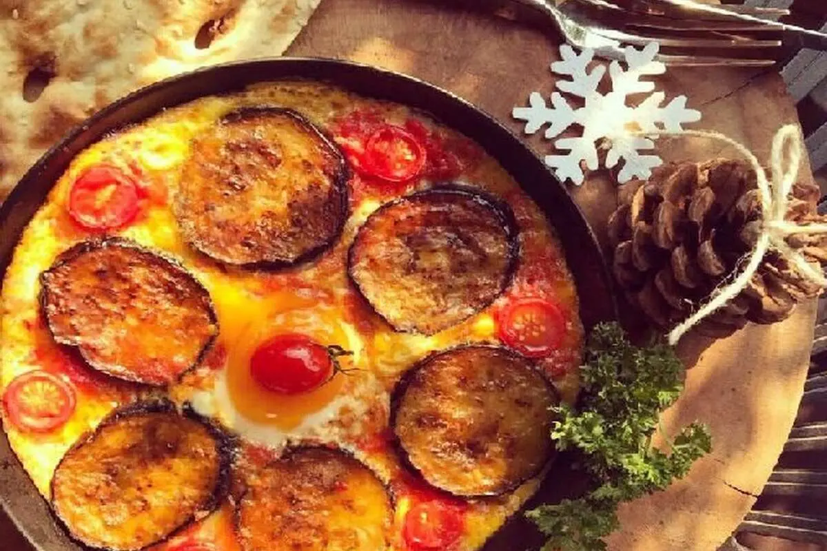 ورقه گیلانی؛ ساده‌ترین غذایی که می‌توان با بادمجان و گوجه پخت
