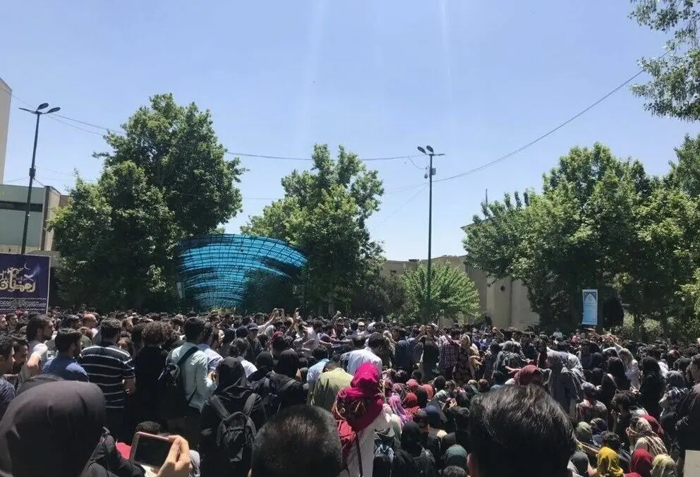 وزارت علوم: با رفتار‌های ساختارشکنانه دانشجویان از جمله فحاشی برخورد می‌شود