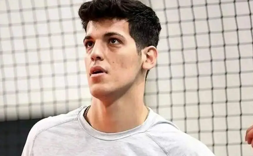 تصویر؛ صابر کاظمی در استادیوم درحال تشویق استقلال