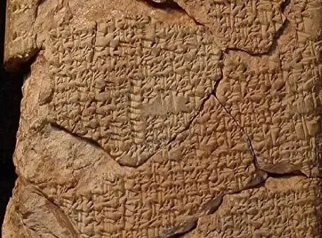 ببینید؛ کباب کردن جوجه در کنار کتیبه ساسانی ۲۰۰۰ ساله