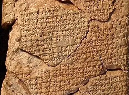 ببینید؛ کباب کردن جوجه در کنار کتیبه ساسانی ۲۰۰۰ ساله