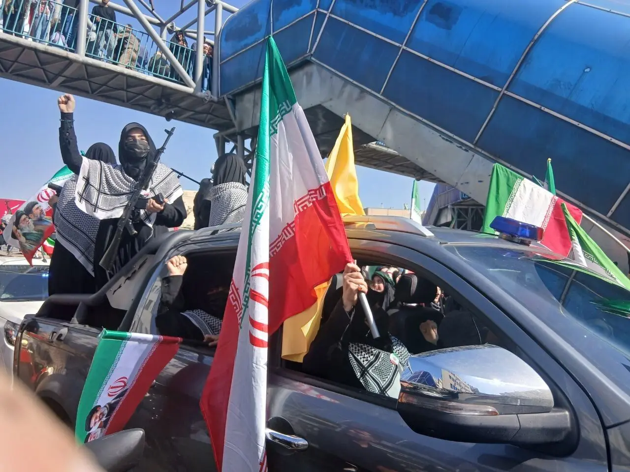 دختران دوچرخه سوار در رژه «جانفدا»