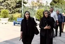 همسر و دختر اکبر عبدی در مراسم یادبود 