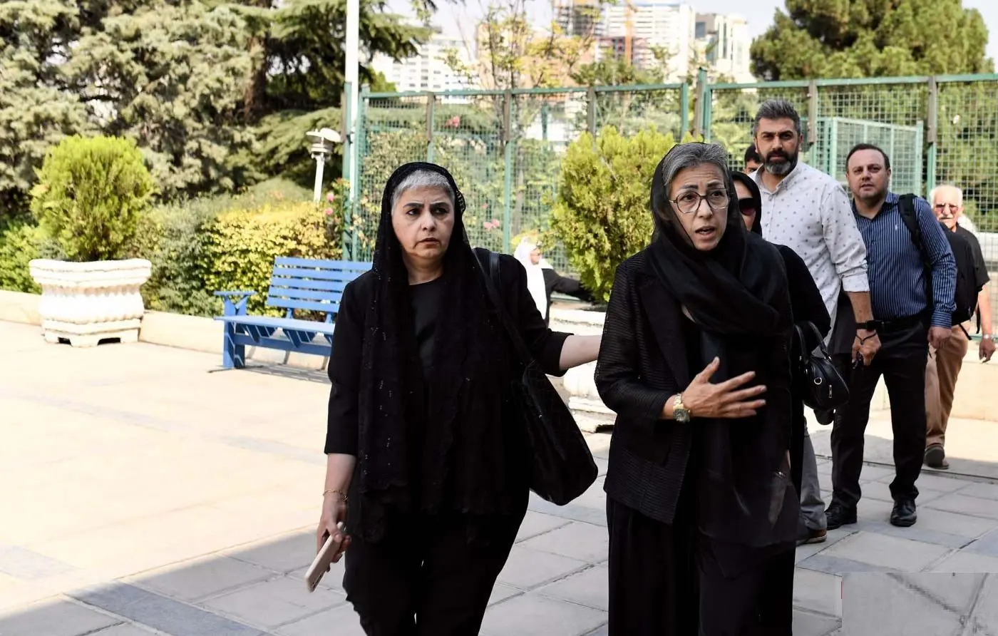 همسر و دختر اکبر عبدی در مراسم یادبود 