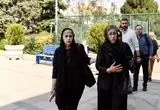 همسر و دختر اکبر عبدی در مراسم یادبود 